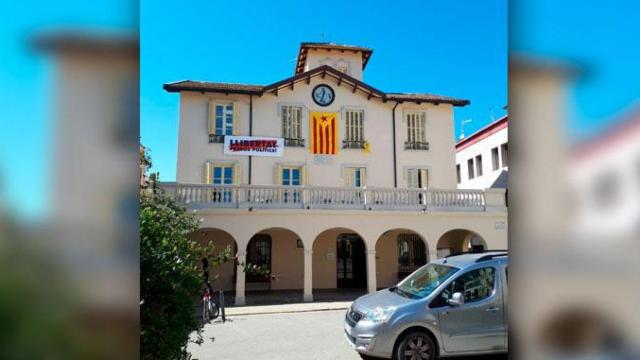 Fachada del Ayuntamiento de Cardedeu, en Barcelona, con banderas y símbolos independentistas / CG