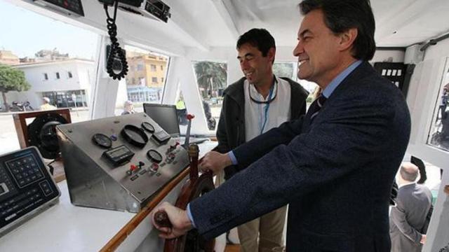Artur Mas al timón de un barco