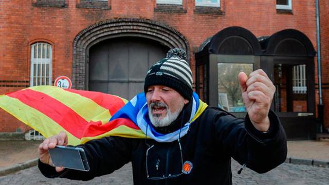 El simpatizante de Cataluña Eduardo Alonso con una estelada frente a la prisión 'Justizvollzugsanstalt (JVA) Neumuenster' / EFE