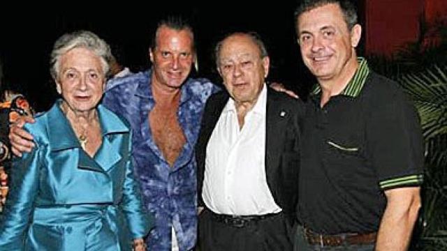Jordi Pujol Ferrusola (a la derecha) junto a sus padres y uno de sus socios, en un hotel de Acapulco (México)