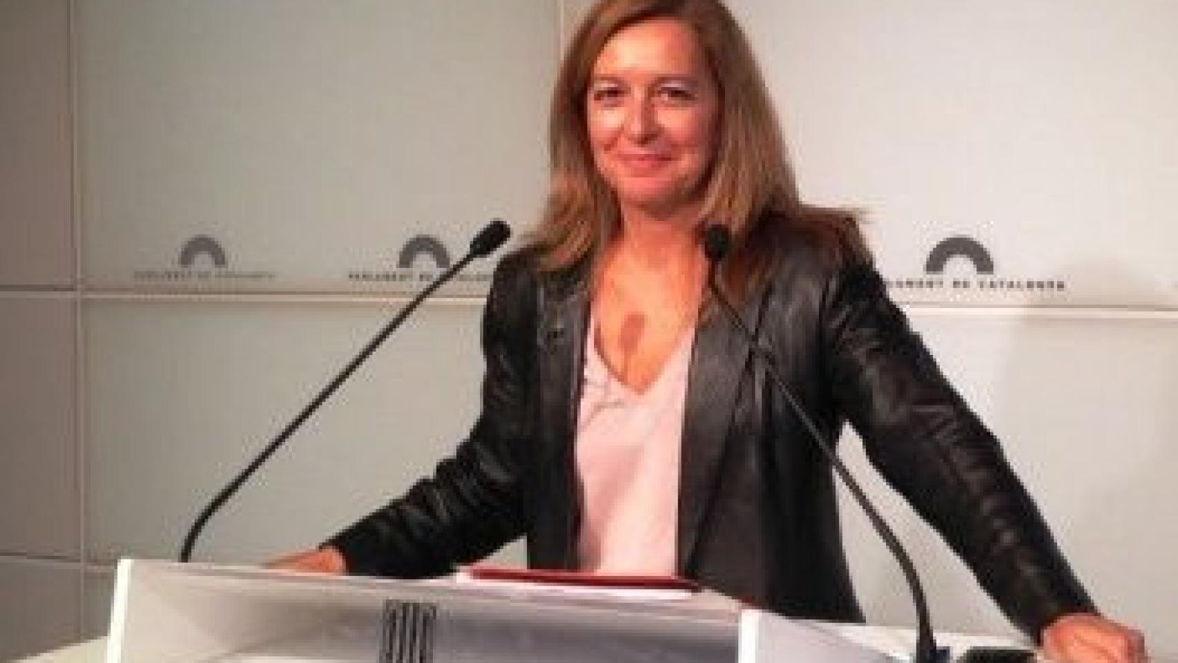 Carina Mejías, en rueda de prensa en el Parlamento autonómico