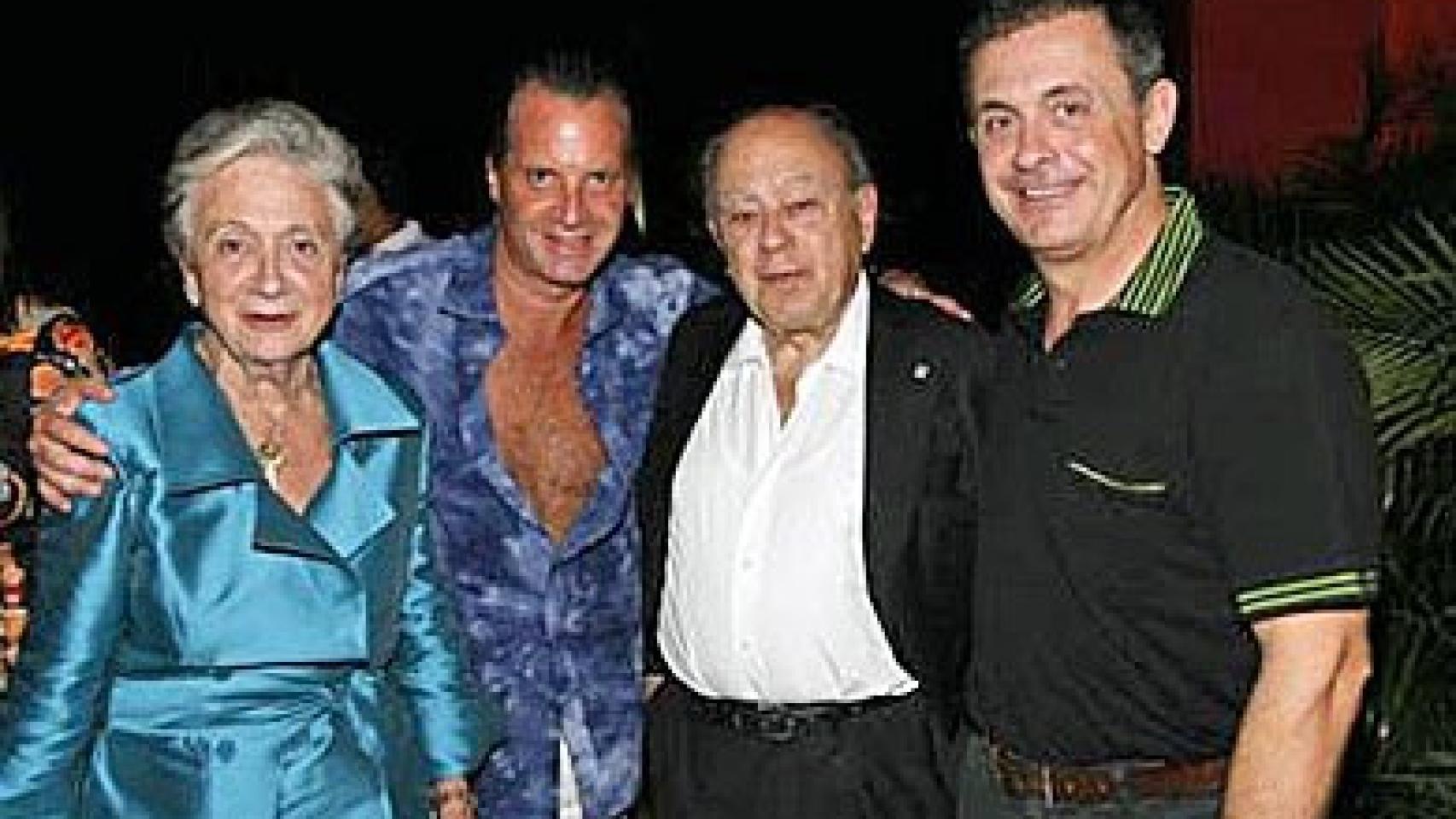 Jordi Pujol Ferrusola (a la derecha) junto a sus padres y uno de sus socios, en un hotel de Acapulco (México)