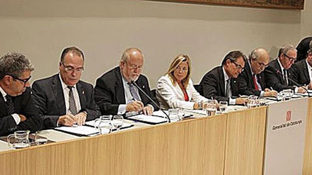 Artur Mas, Joana Ortega, Andreu Mas-Colell, Francesc Homs, Germà Gordó; y los presidentes de las cuatro diputaciones provinciales de Cataluña, durante la firma del acuerdo para crear una agencia tributaria única en Cataluña, en septiembre de 2012