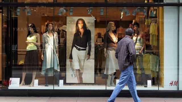 Un hombre pasea delante de un escaparate de una tienda de ropa /EP