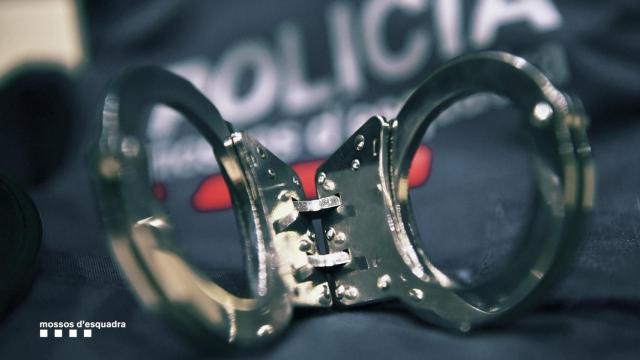 Unas esposas de los Mossos d'Esquadra. Robo / MOSSOS D'ESQUADRA