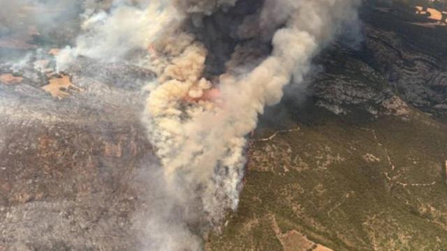 El incendio forestal de Lleida visto desde un helicóptero de los bomberos / BOMBERS GENERALITAT