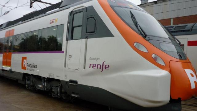 Un tren de Rodalies detenido en una estación / EP