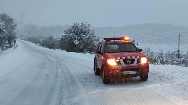 Un vehículo de emergencias circula por una carretera afectada por el temporal 'Filomena' / BOMBERS