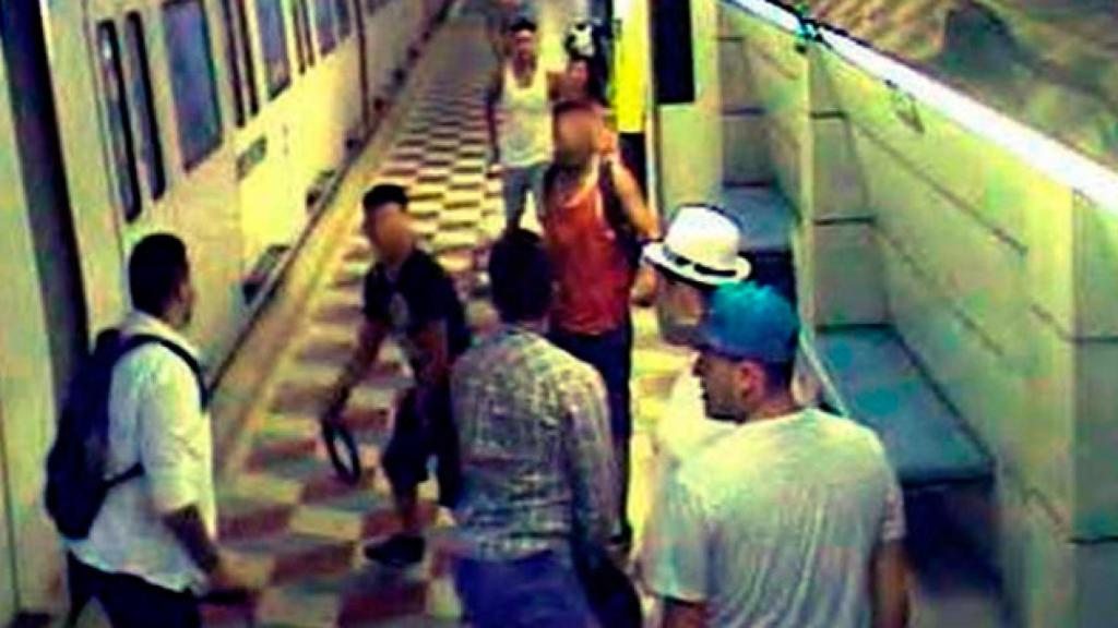 Imagen de archivo de una agresión en el Metro de Barcelona / EP