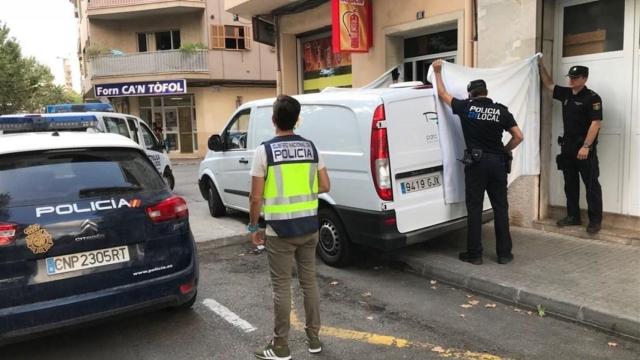 Una imagen de la Policía Nacional en el lugar de los hechos Dejan en libertad al abuelo de la bebé que falleció coche