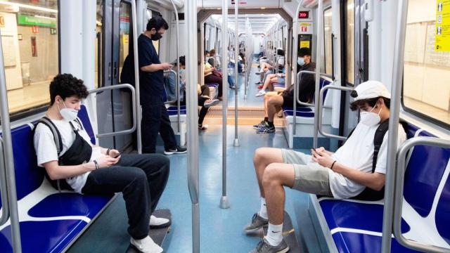 Dos pasajeros, viajando en un convoy del Metro de Barcelona / EFE