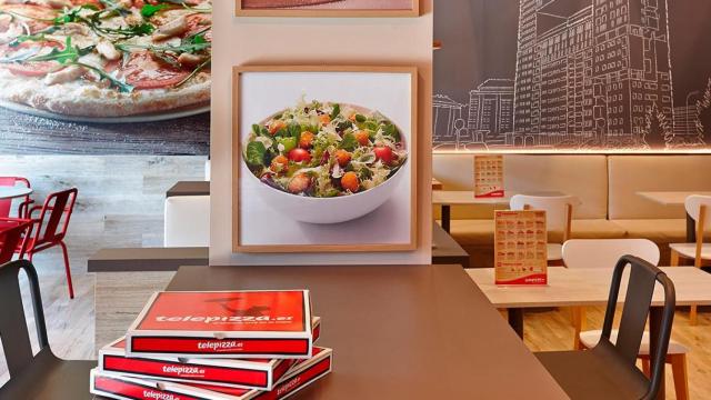 Un local de Telepizza con cajas de pizza en una mesa / EP