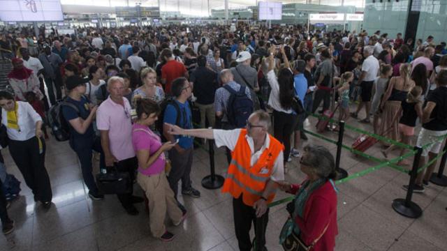 Colas en El Prat por la huelga de vigilantes de los arcos de seguridad de Eulen el domingo / EFE