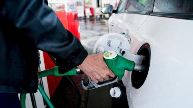 El alza de los combustibles ha contribuido a que el IPC se sitúe en dos dígitos / EUROPA PRESS
