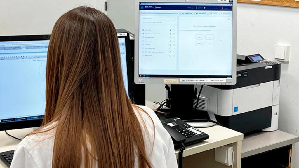 Una enfermera hace uso de la unidad ARA, que cuenta con el apoyo de la Inteligencia Artificial (IA), en el Hospital Parc Taulí / PARC TAULÍ