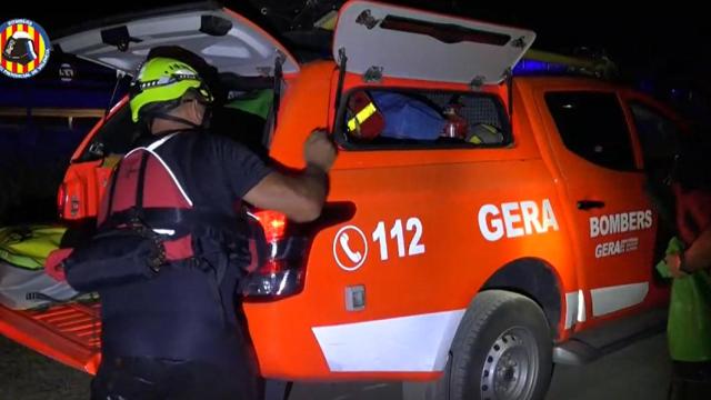 Dispositivo de Bomberos para rescatar al adolescente arrastrado por el agua /EFE