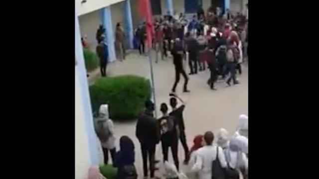 Una foto del niño entrando en el colegio en burro