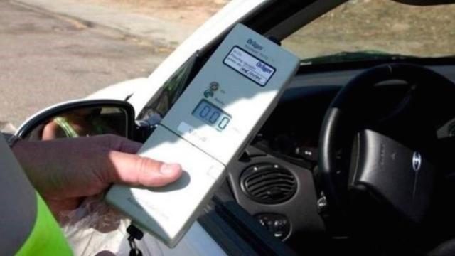 Una foto de archivo de la policía realizando una prueba de alcoholemia a un conductor