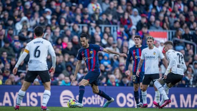 Sergio Busquets conduce el balón contra el Valencia / FCB