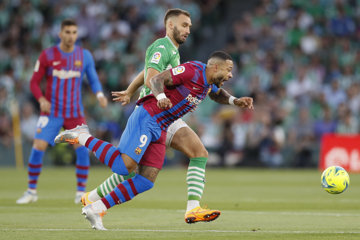 Memphis Depay, durante el partido contra el Betis en el Benito Villamarín / EFE