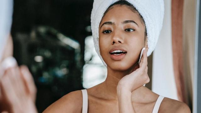 Una chica se aplica sérum facial / PEXELS