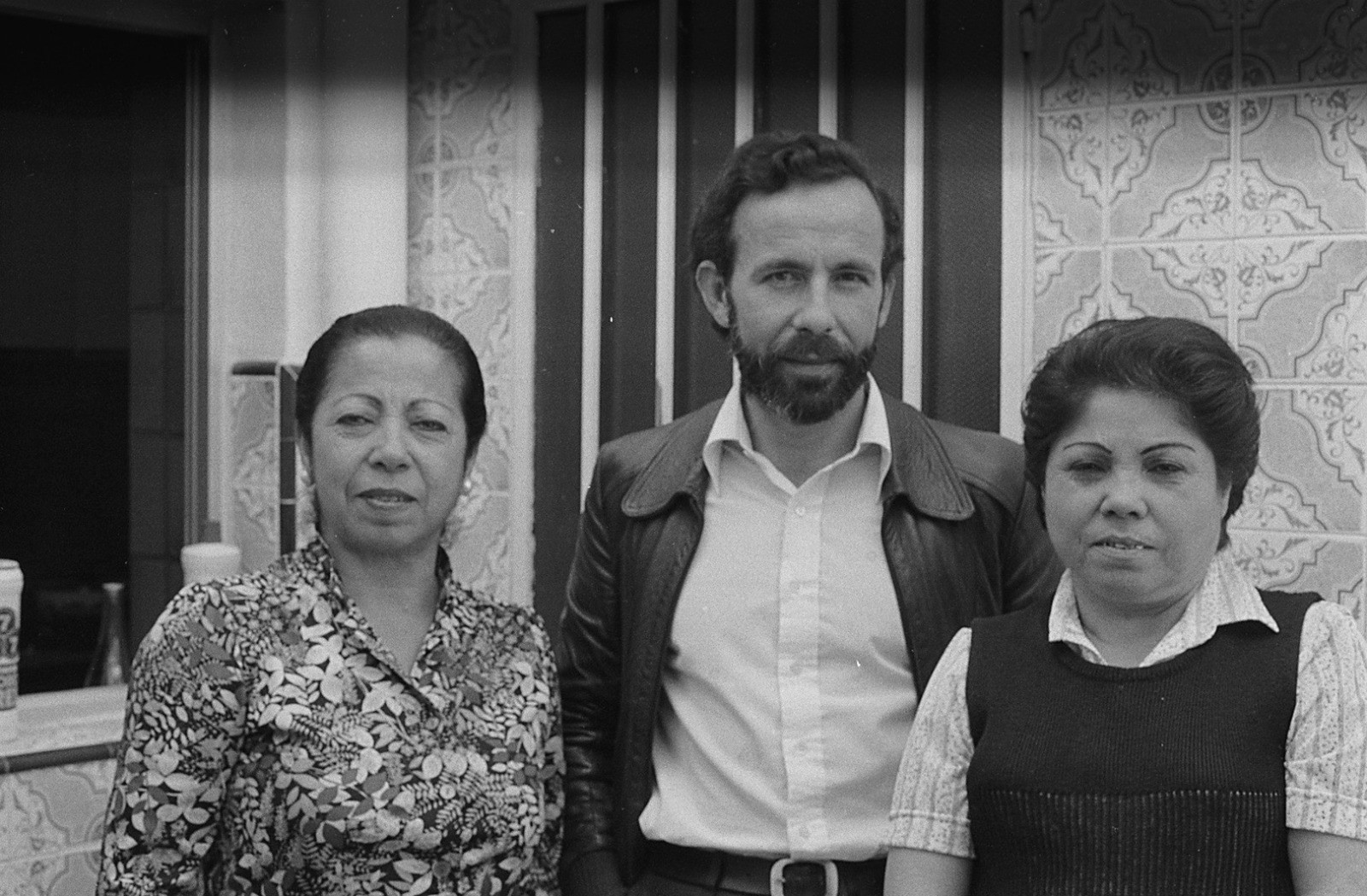 Antonio España, entre Fernando y Bernarda de Utrera, en la casa de las hermanas / RENACIMIENTO