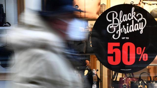 Un ciudadano pasa ante un cartel de ofertas por el 'Black Friday' / EP