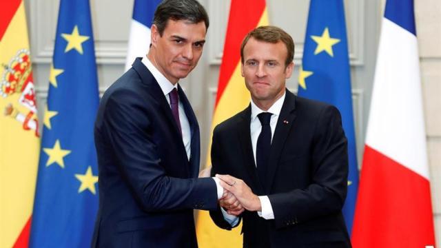 El jefe del Gobierno, Pedro Sánchez (i), y el presidente francés, Emmanuel Macron (d), durante la rueda de prensa tras su reunión en el Palacio del Elíseo / EFE