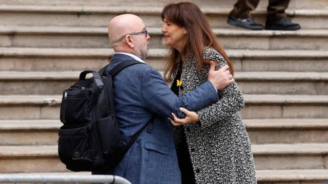La presidenta suspendida del Parlament, Laura Borràs, saluda a su abogado Gonzalo Boye a su llegada a la Audiencia de Barcelona / TONI ALBIR -EFE