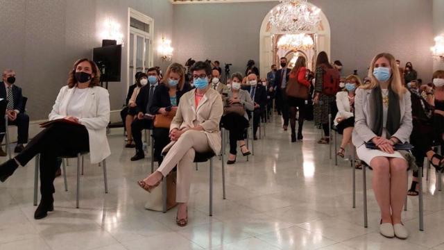 La ministra de Exteriores, Arancha González (c), con la 'consellera' de Acción Exterior, Victòria Alsina (d), y Ada Colau (i) / CG