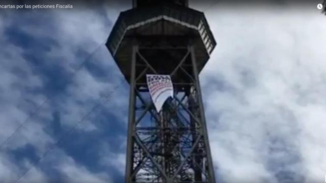 Desconocidos han colgado una pancarta por la libertad de los presos independentistas desde el Teleférico del Port Vell / CG