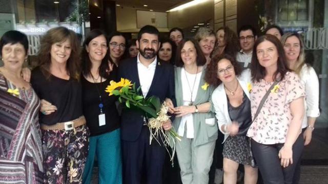 El consejero de Trabajo, Asuntos Sociales y Familias Chakir El Homrani (en la imagen recibido por sus trabajadores) ficha a un sindicalista de UGT destituido / GOVERN