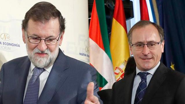 El jefe del Ejecutivo, Mariano Rajoy (i), junto al presidente del PP del País Vasco, Alfonso Alonso (d), al inicio del desayuno informativo del Fórum Europa, esta mañana en Madrid / EFE
