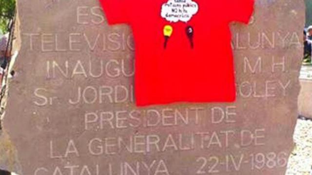 Camiseta reivindicativa de los trabajadores de TV3 sobre el monolito donde se hace referencia al expresidente Jordi Pujol / CG