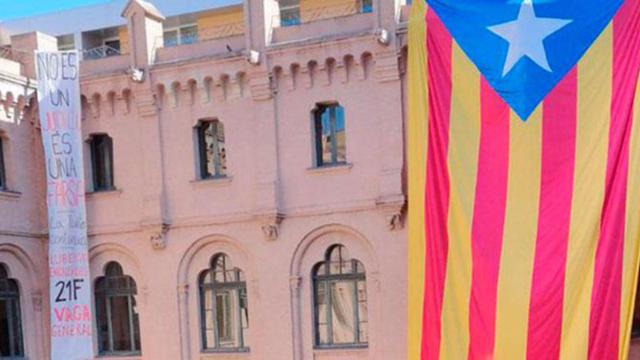 Una bandera independentista y un cartel a favor de los dirigentes del 'procés' en la Universitat de Lleida, una de las universidades públicas de Cataluña