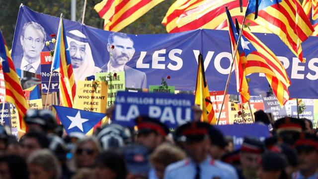 Manifestación contra el terrorismo en Barcelona, donde se lanzaron consignas contra la venta de armas y en contra de las relaciones del Rey con Arabia Saudí / CG