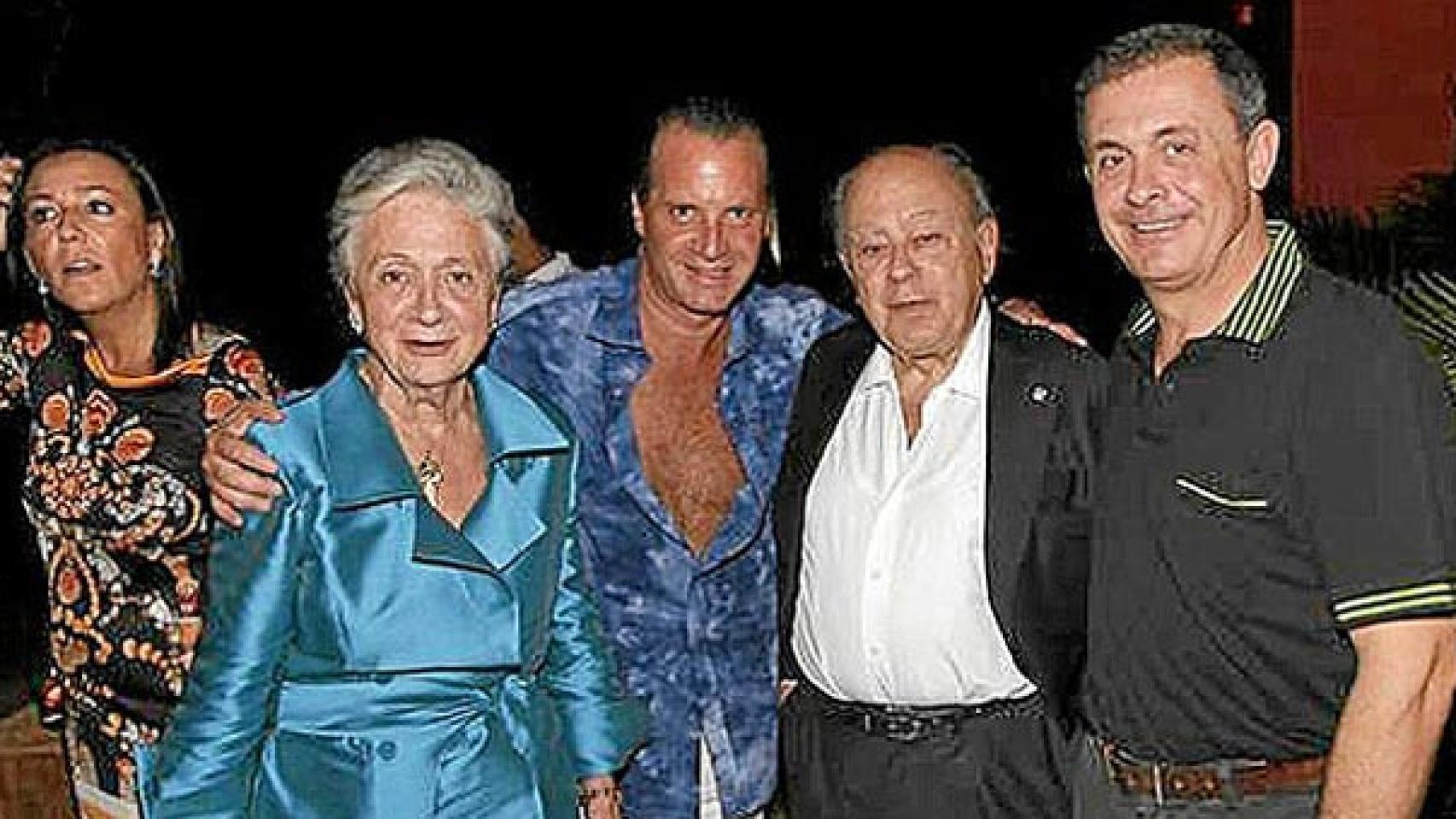 Jordi Pujol Ferrusola (a la derecha) junto a sus padres y uno de sus socios, en un hotel de Acapulco (México)