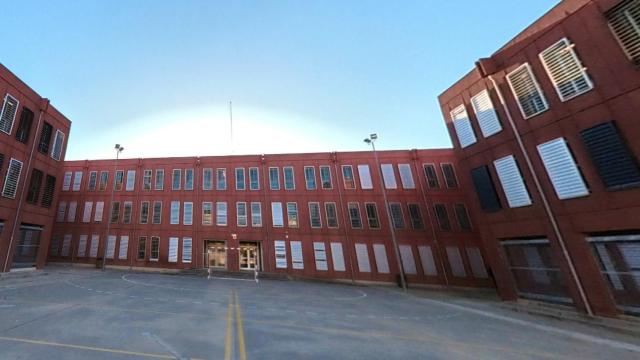 IES Terra Roja, en Santa Coloma de Gramanet, donde han suspendido de empleo y sueldo a un profesor por insultar a un alumno / GOOGLE STREET VIEW