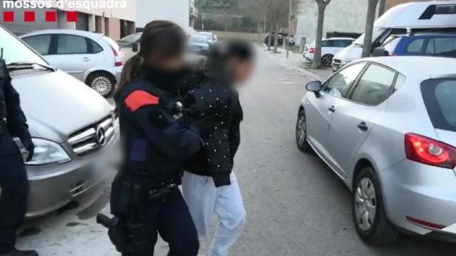 Una detenida por obligar a su hijo menor a robar móviles / MOSSOS