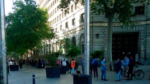 La cola para recoger alimentos en la parroquia de Santa Anna llega hasta el Portal de l'Àngel de Barcelona / PARROQUIA SANTA ANNA