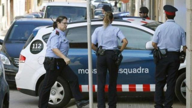 Agentes de los Mossos en una imagen de archivo de la detención de un ladrón / EFE