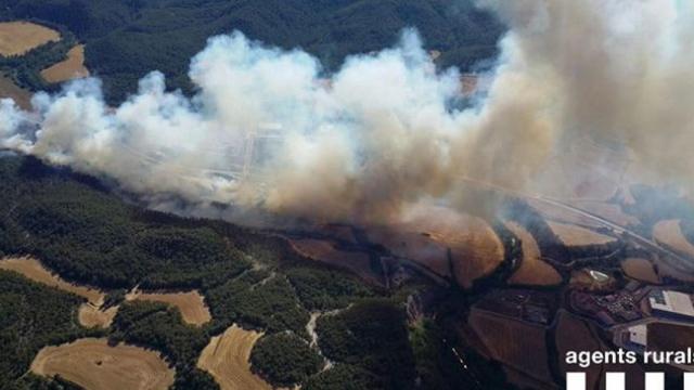 Vista aérea del fuego que afecta a Avinyó