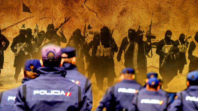 Agentes de la Policía Nacional frente a terroristas del Estado Islámico / FOTOMONTAJE CG