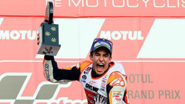 Marc Márquez celebra su título como campeón del mundo de MotoGP, el tercero de su carrera, en Motegi, Japón / EFE