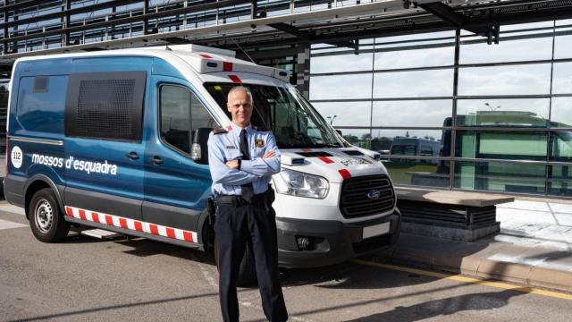 El inspector Jordi Montorio, jefe del Área Penitenciaria de los Mossos d'Esquadra, frente a un furgón utilizado durante los traslados penitenciarios / LUIS MIGUEL AÑÓN (CG)