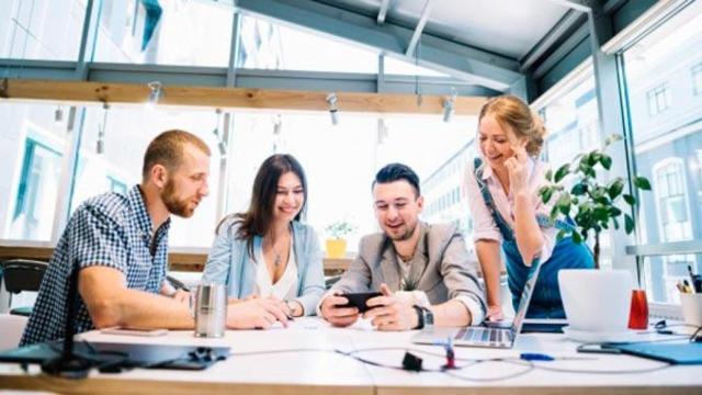 'Millennials' en el trabajo / FREEPIK