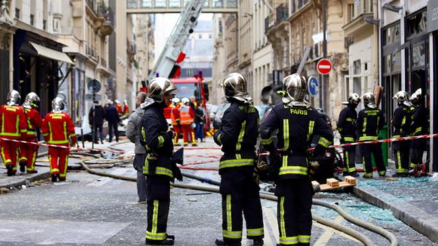 Bomberos trabajando tras la explosión de una panadería en París /  Christophe Castaner