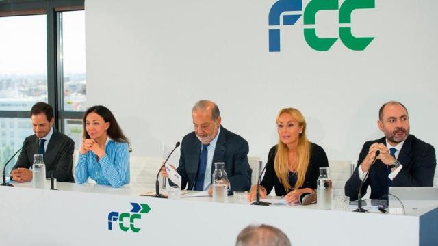 Carlos Slim , en el centro, en el pasado 'investor day' de FCC, flanqueado por Esther Koplowitz y la hija de esta, Esther Alcocer, presidenta de FCC. En los extremos, a la izquierda, Gerardo Kuri y, a la derecha, Pablo Colio, CEO de Realia y FCC, respecti