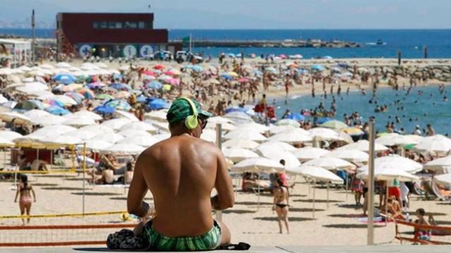 Imagen de la playa de Nova Icària de Barcelona abarrotada de turistas / EFE