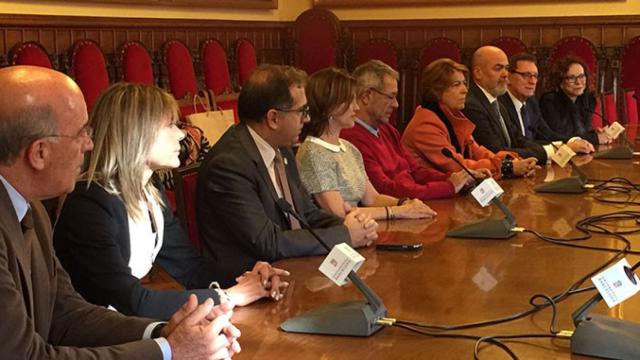 Los principales responsables del Grupo Cofares y de la Universidad de Barcelona, durante la firma del acuerdo de colaboración / CG